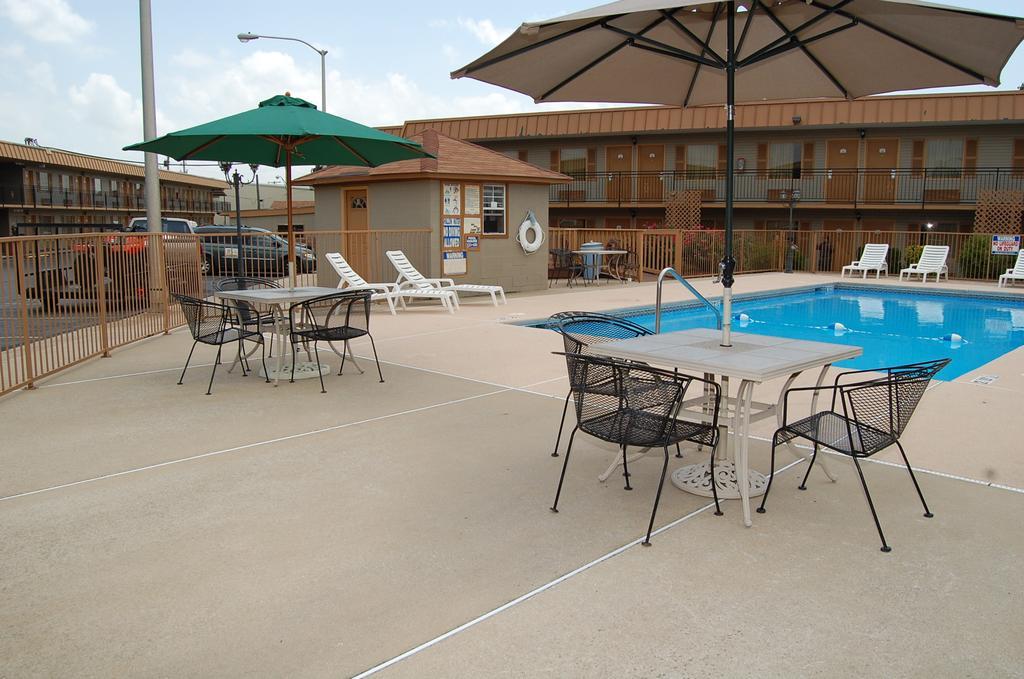 Executive Inn And Suites Springdale Exterior photo