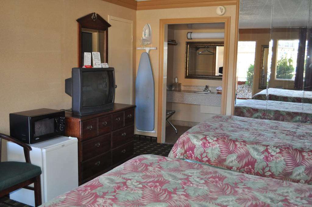 Executive Inn And Suites Springdale Room photo
